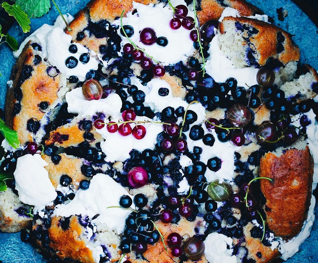 Rommelige blauwe-bessen-yoghurttaart