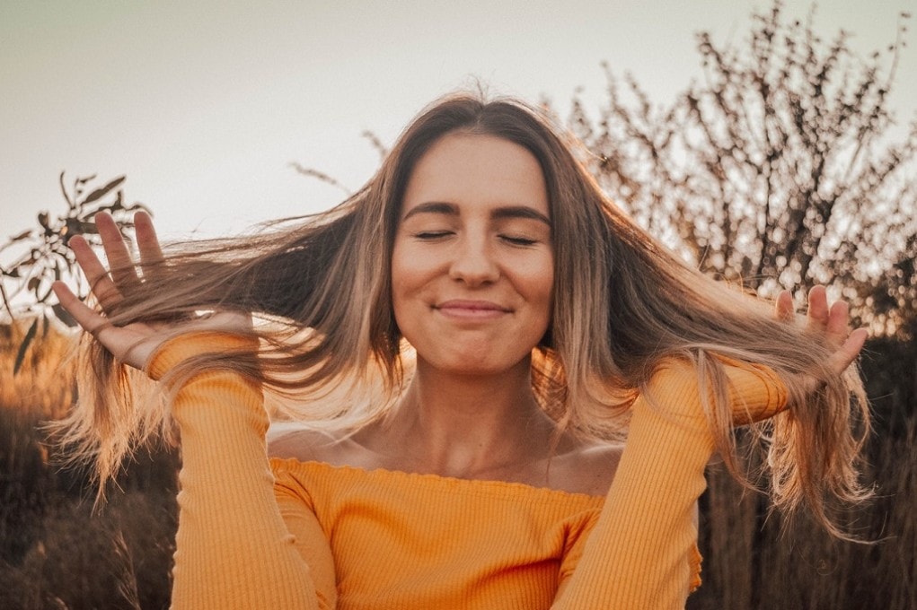 Lachende vrouw met sunkissed look