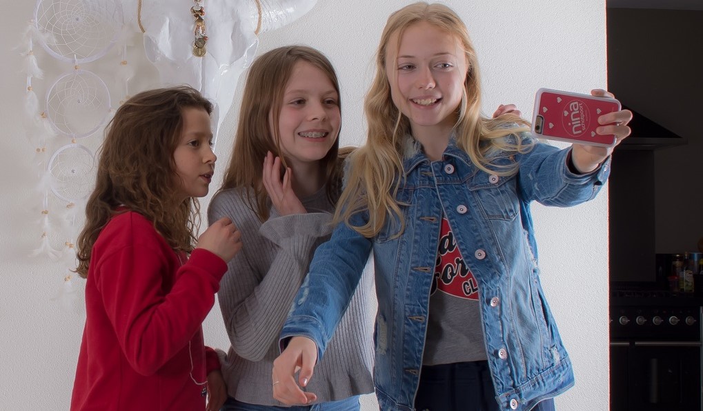 Nina Schotpoort gaat met fans op de foto