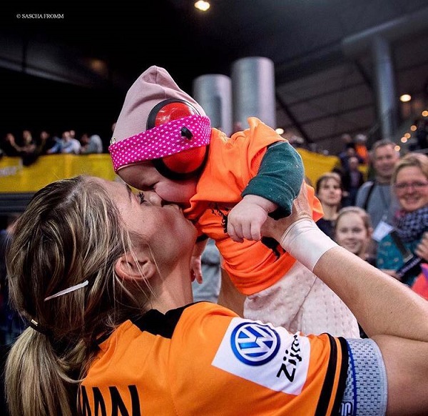 Estavana Polman knuffelt haar dochtertje Jesslynn voor aanvang van een wedstrijd met het Nederlands elftal