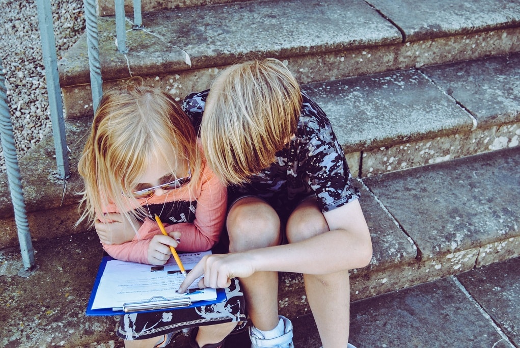 Kinderen maken huiswerk