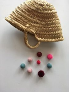 Overzicht benodigdheden rieten tas met pompons DIY