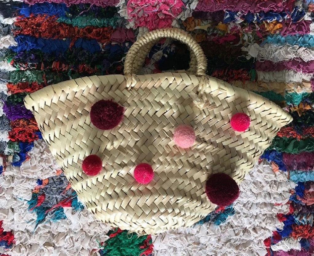 Eindresultaat rieten tas met pompons DIY