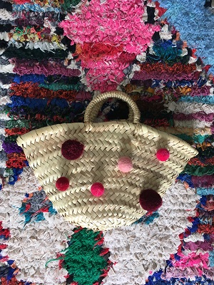 Eindresultaat rieten tas met pompons DIY