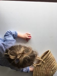 Kindje aan de slag met de rieten tas met pompons DIY