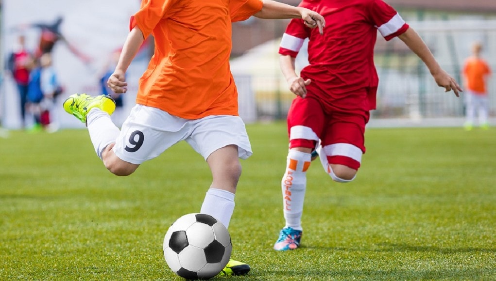 jongens voetballen
