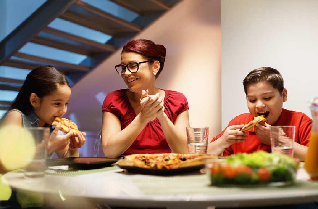 Familie aan tafel, taboemoeder