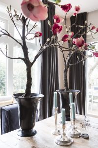 Namaak magnoliabomen op eettafel