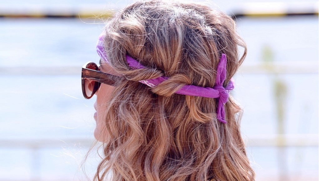 Vrouw met haarband en zonnebril