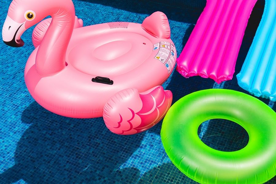 Tips om je kinderen bezig te houden met slecht weer: zwembad