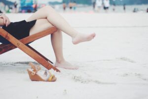 Benen van vrouw op strand
