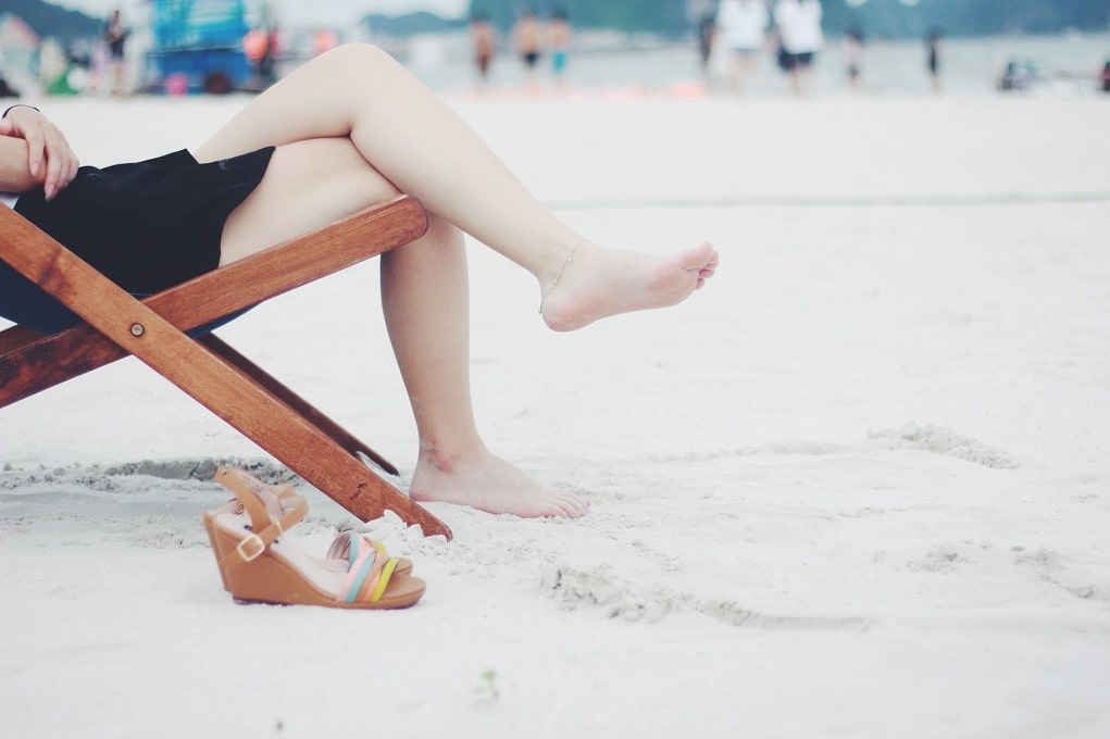 Benen van vrouw op strand