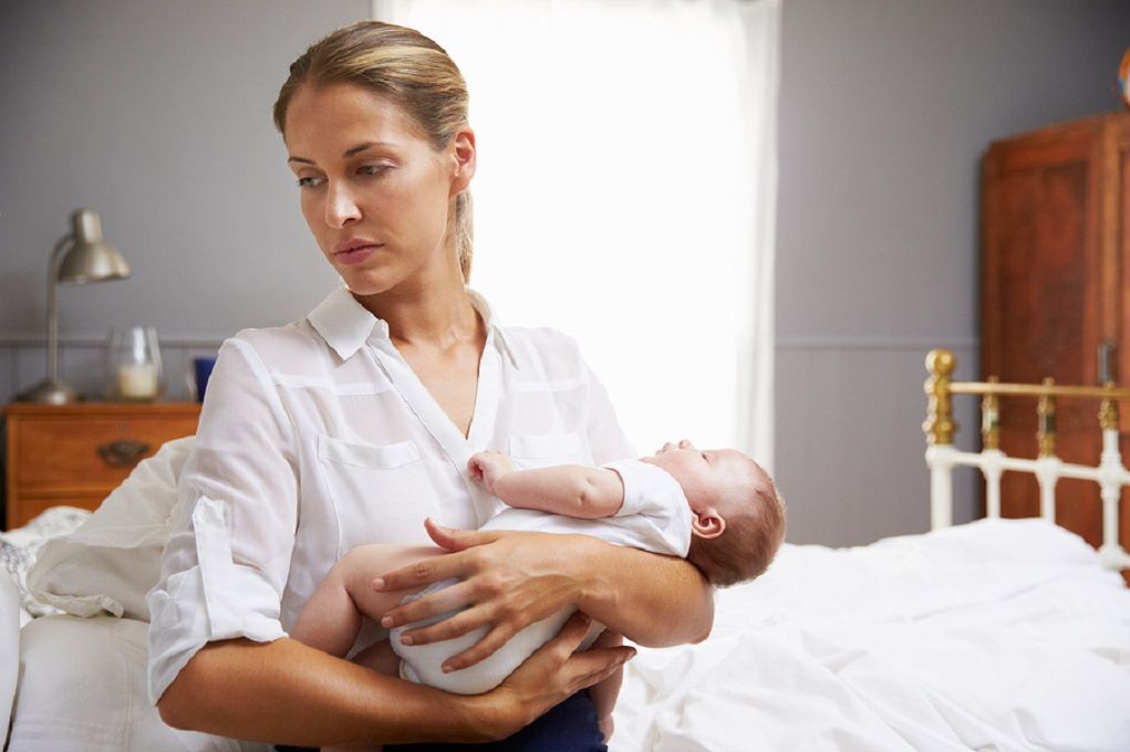Verdrietige moeder houdt baby in haar armen