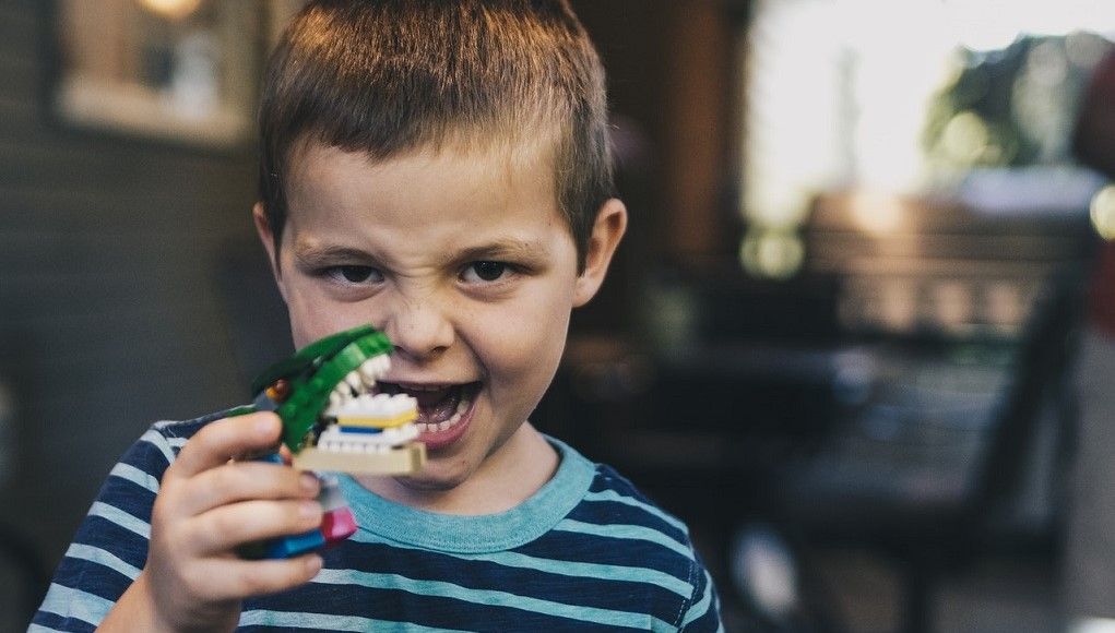 Klein jongetje met t-rex tandjes
