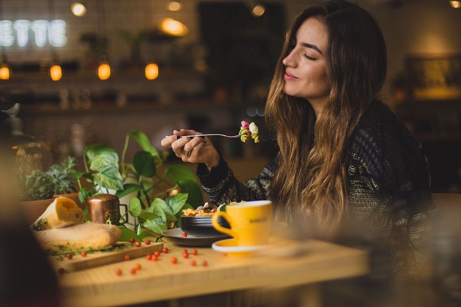 Vrouw voert mindfulness oefeningen mindful eten uit