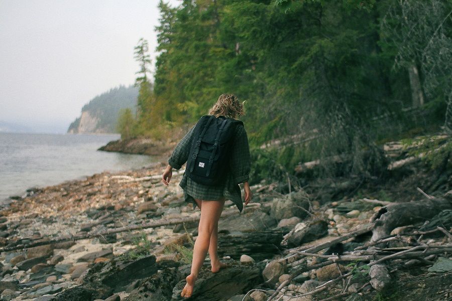 Vrouw voert mindfulness oefening 4 mindful wandelen uit