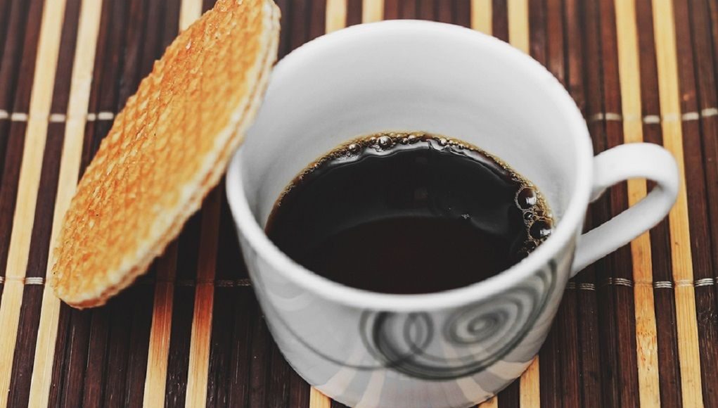 Stroopwafel met kopje koffie Stroopwafel met kopje koffie
