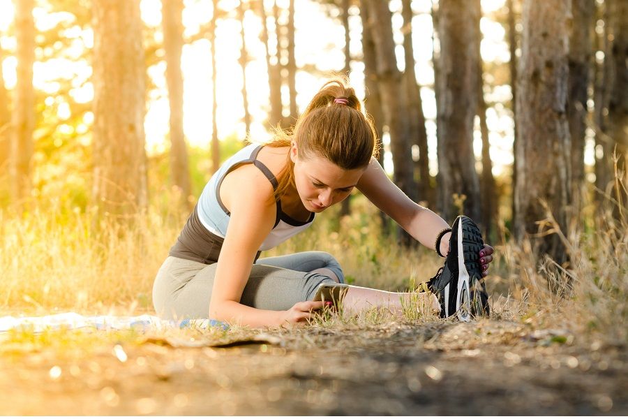 Jonge vrouw aan het sporten om winterdepressie tegen te gaan