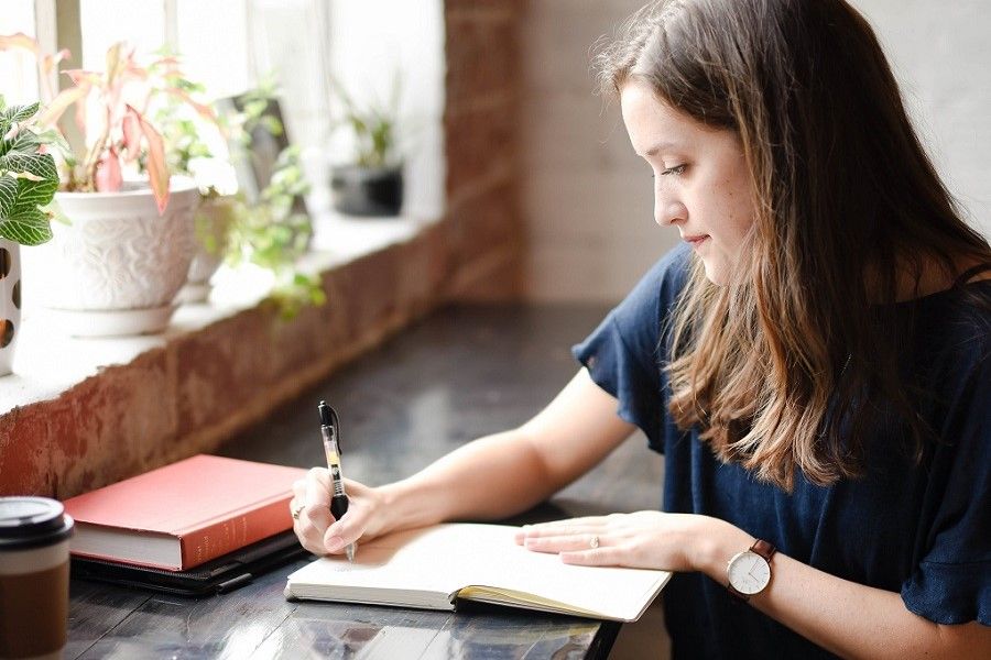 Jonge vrouw schrijft in witboek om winterdepressie tegen te gaan