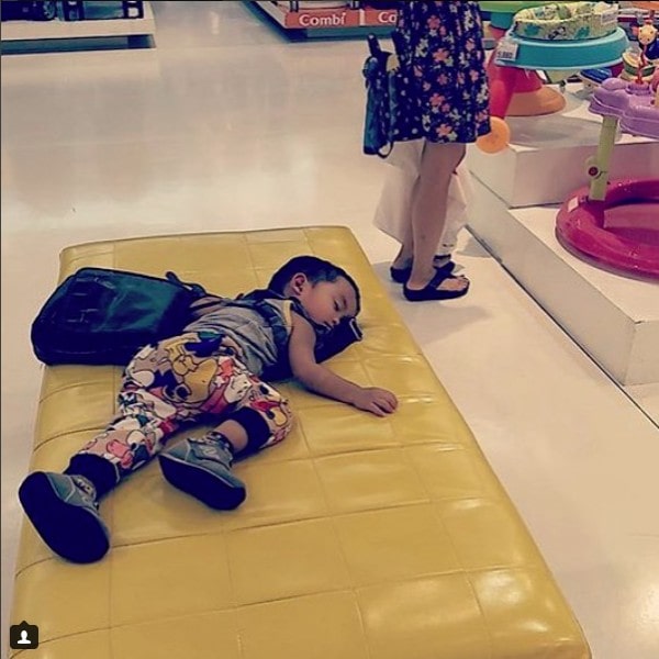 Kindje wacht op moeder terwijl zij shopt