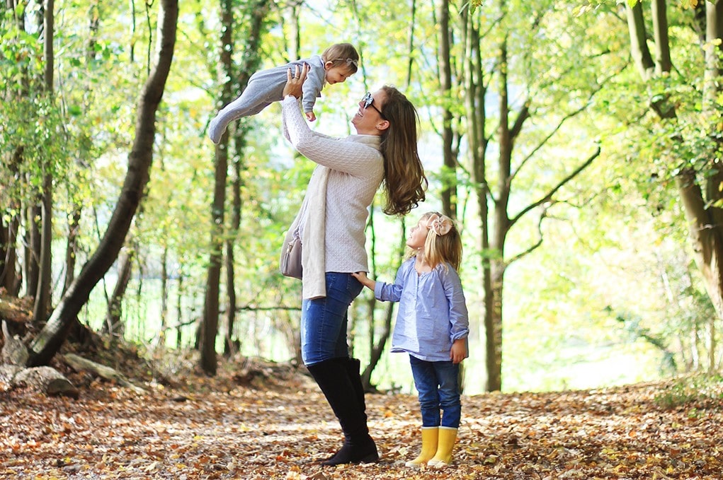 Marjon (MAMA to the max) met haar kinderen in het bos