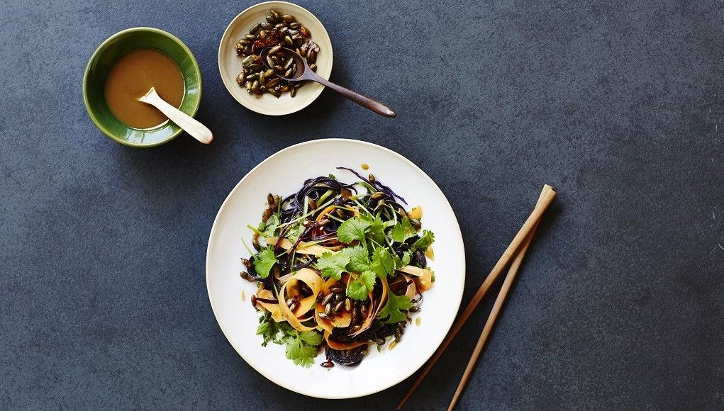 pittige salade van zwarterijstnoedels met tahin