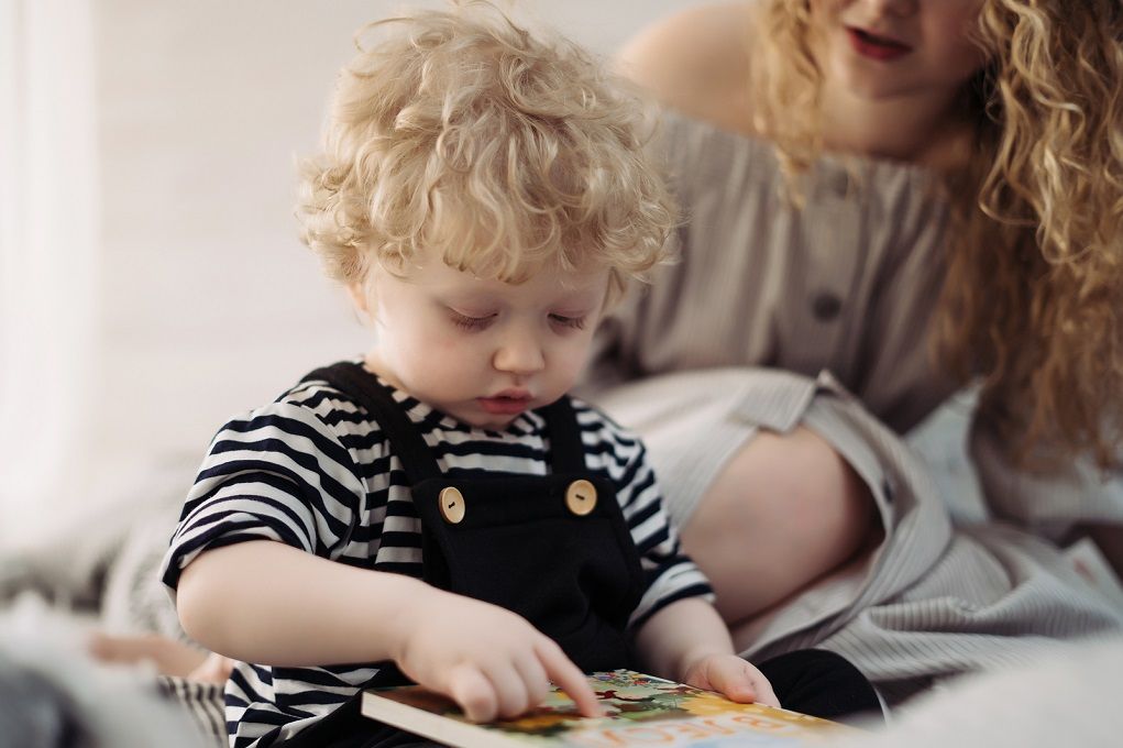 Moeder leest haar dochter een BN'er kinderboek voor