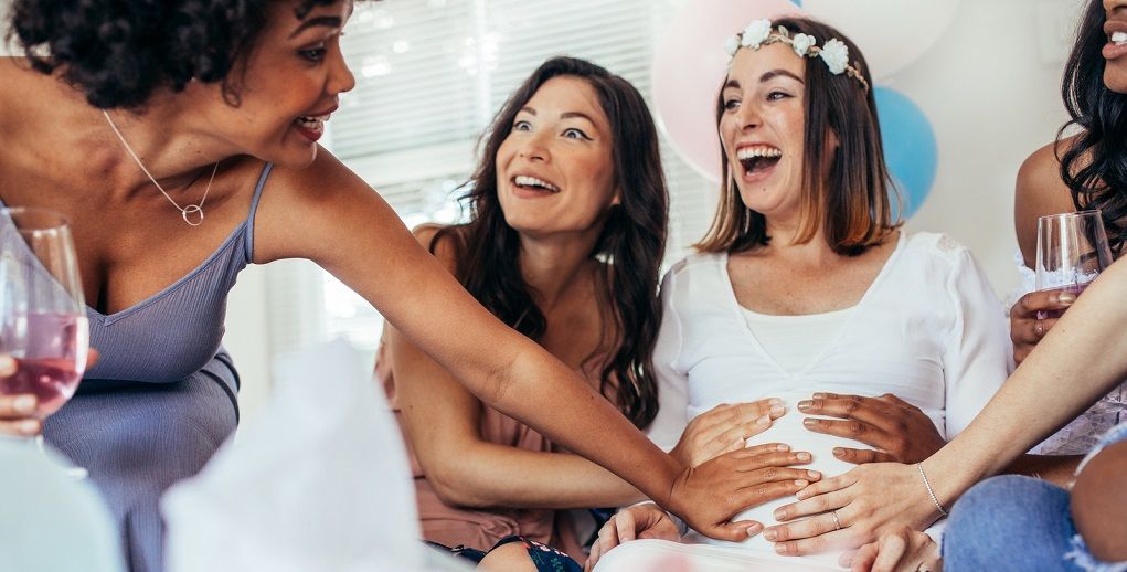 Vrouwen op een babyshower