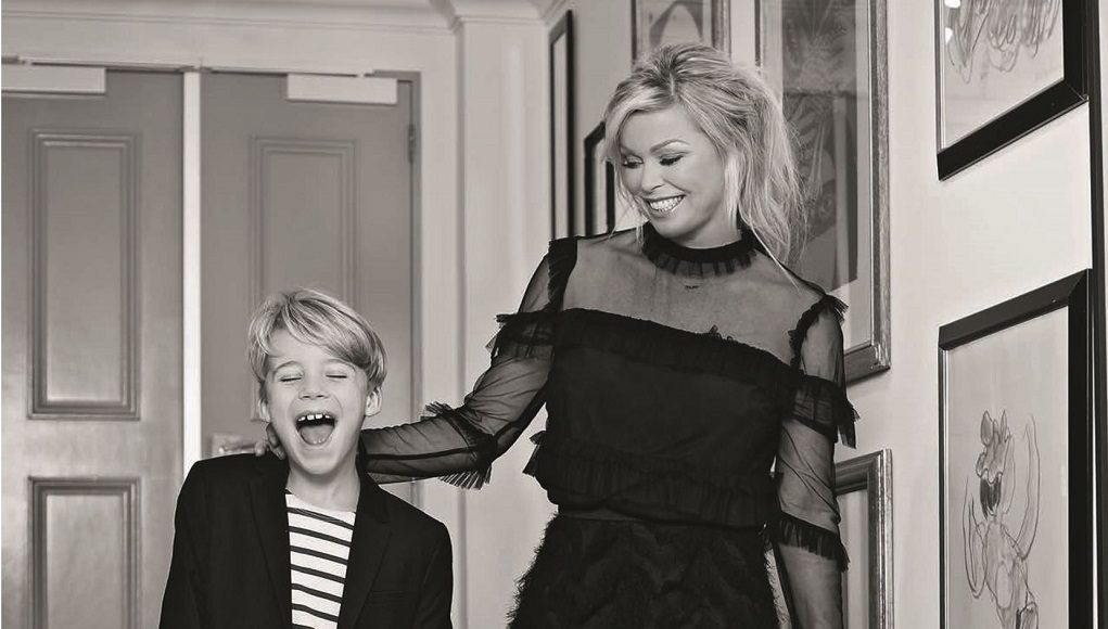 Bridget Maasland met haar zoontje Mees in zwart wit