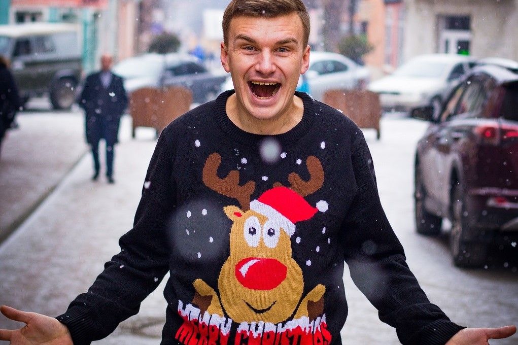 Man met kersttrui doet mee aan christmas flashmob