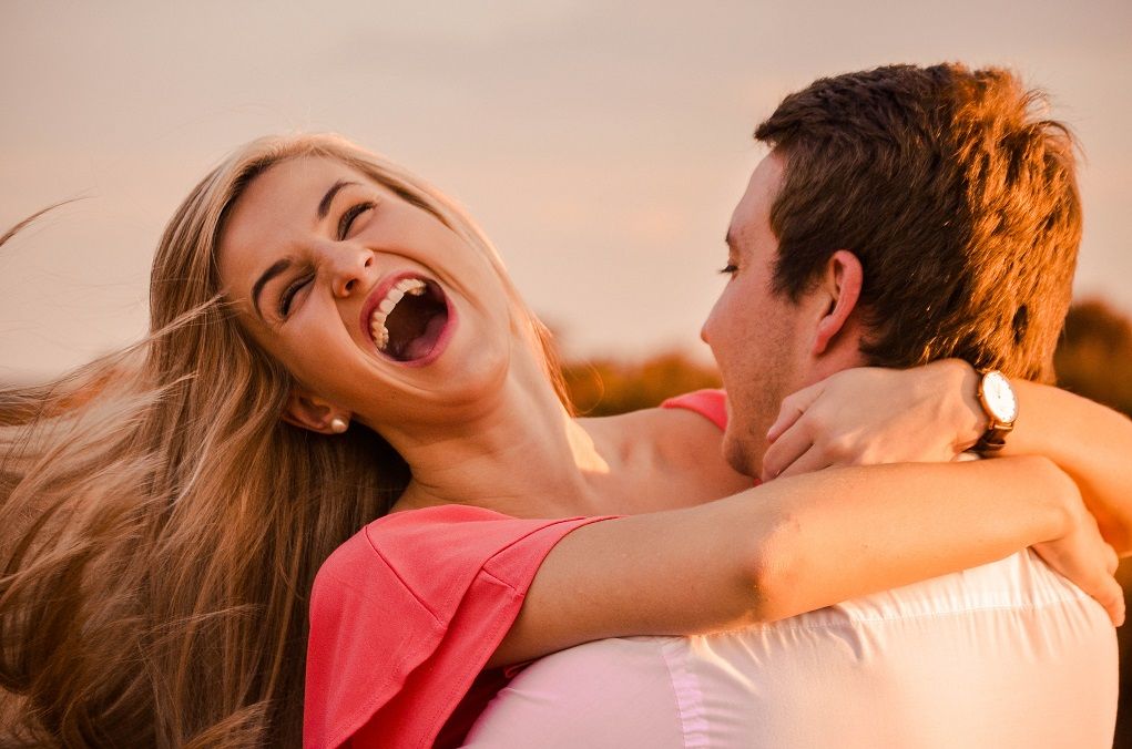 Liefdevol koppel uit romantische comedy