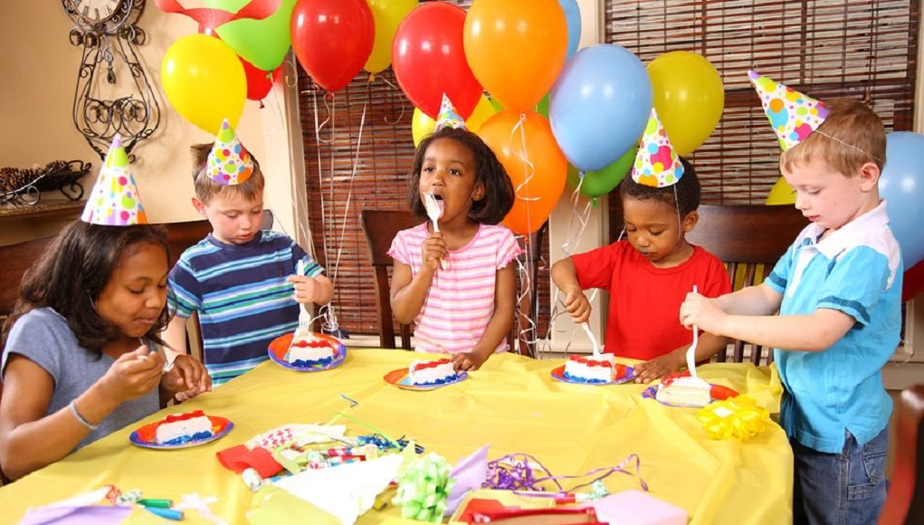 Na het sturen van de uitnodigingen: kinderen op een kinderfeestje rond de tafel