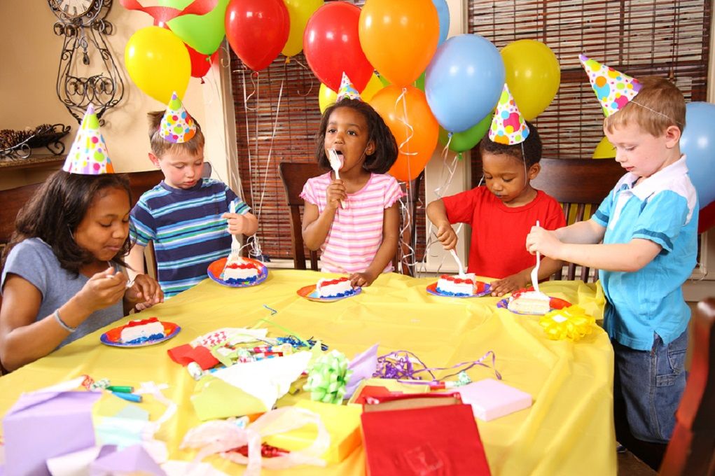 Na het sturen van de uitnodigingen: kinderen op een kinderfeestje rond de tafel
