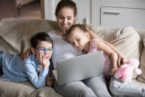 Moeder en haar kinderen kijken naar de leukste kinderfilms