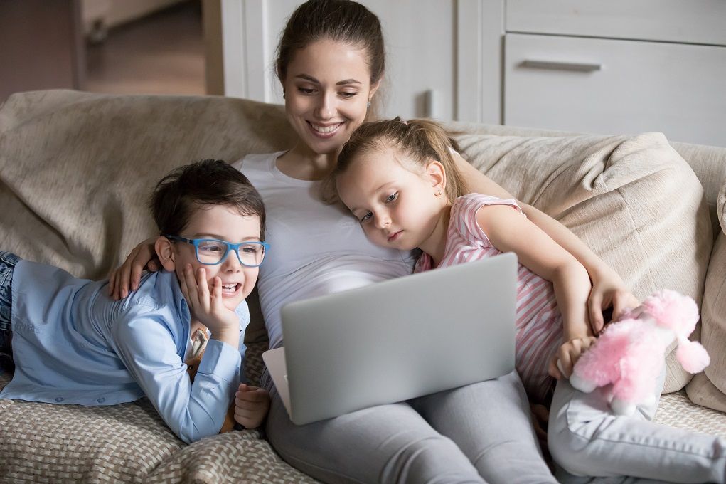 Moeder en haar kinderen kijken naar de leukste kinderfilms