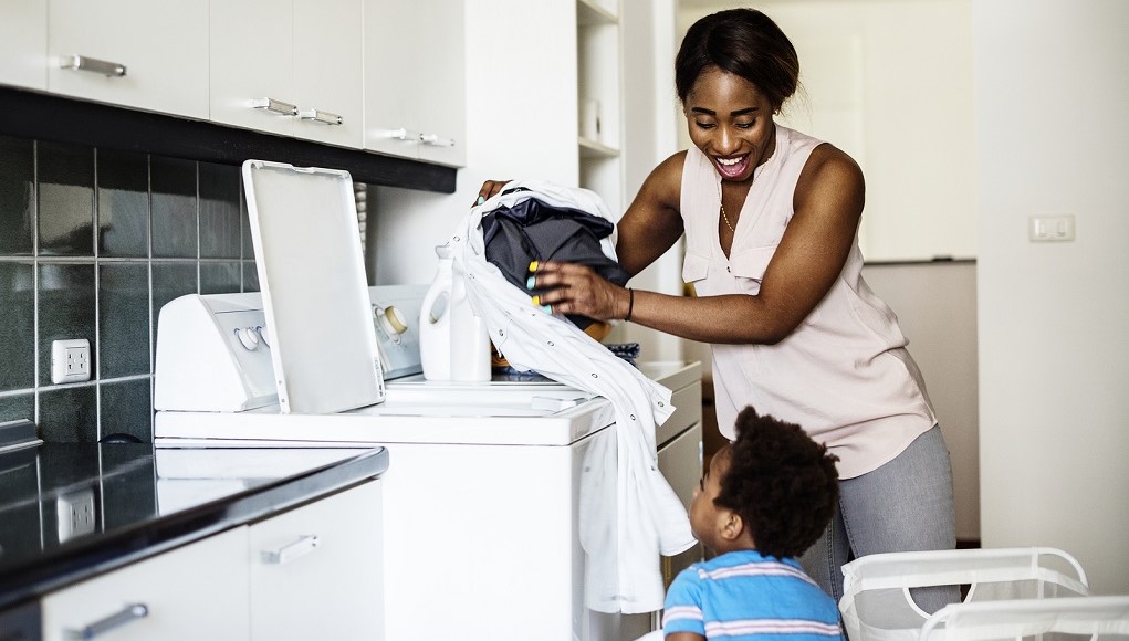 Moeder en zoon maken samen schoon met milieuvriendelijke schoonmaakmiddelen