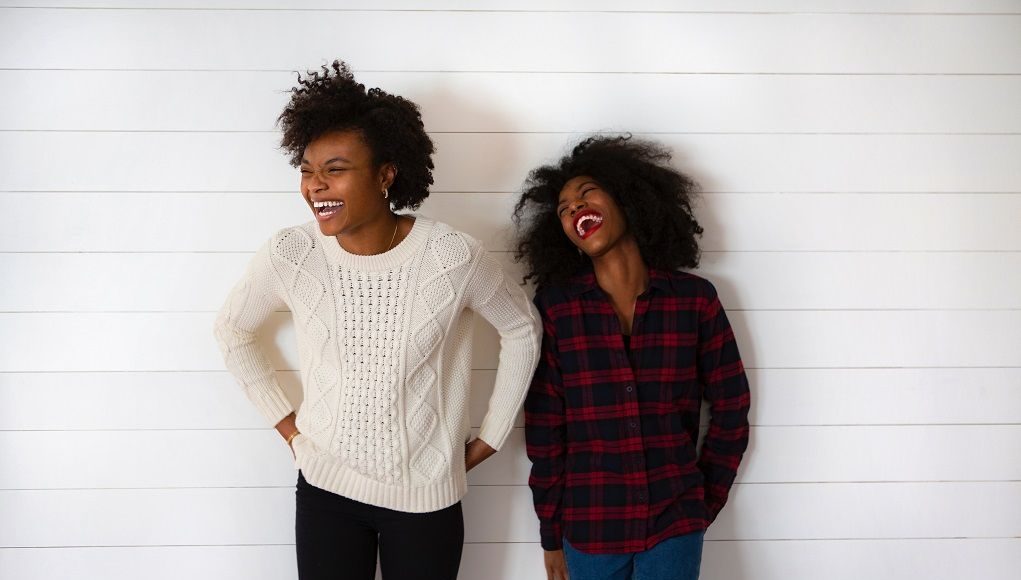 Vrouwen met de beste zorgverzekering voor vrouwen lachen blij