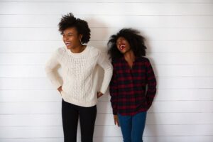 Vrouwen met de beste zorgverzekering voor vrouwen lachen blij