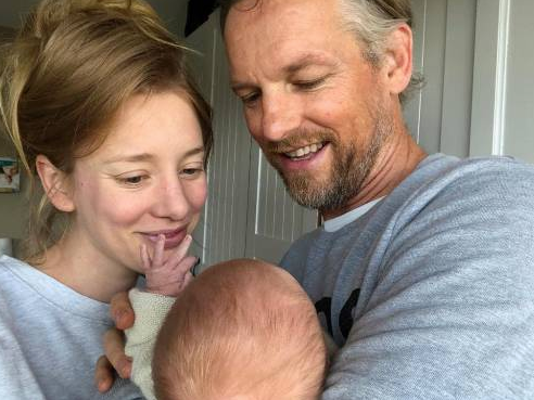 Barry Atsma en Noortje Herlaar met hun pasgeboren dochtertje Bobbi