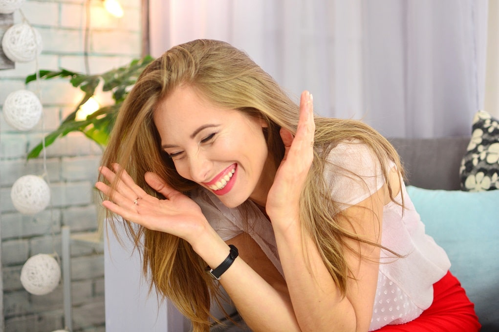 moeder lacht om haar fashion blunders