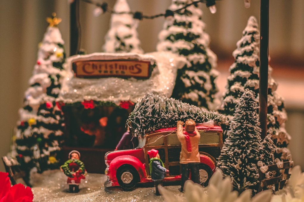Klein kerststadje van klei