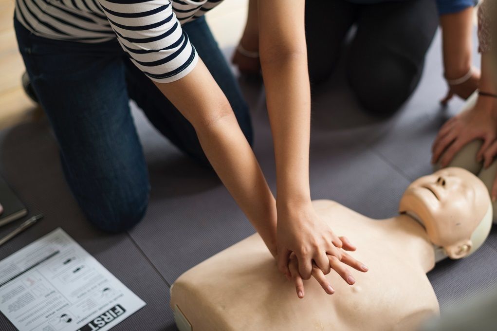 EHBO cursus 2019: vrouw oefent borstcompressies op een dummy