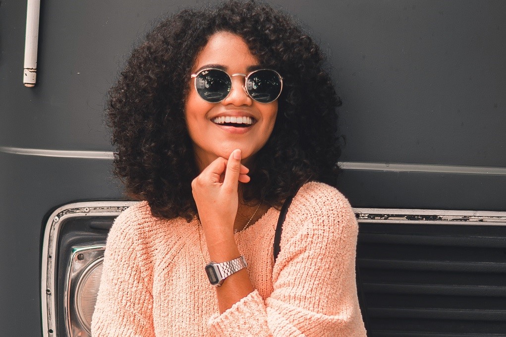 Vrouw denkt na over positieve goede voornemens van 2019