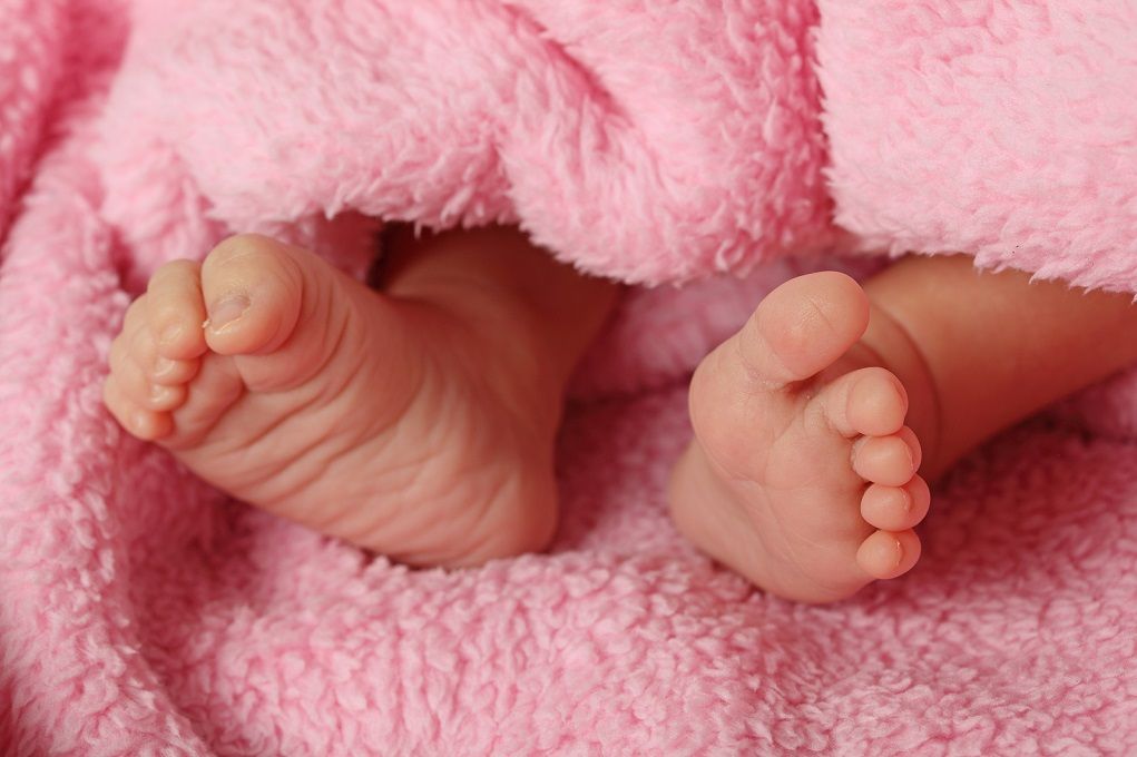 Babyvoetjes in roze deken