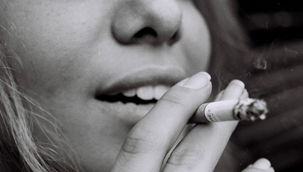 Vrouw rookt laatste sigaret voor stoppen met roken
