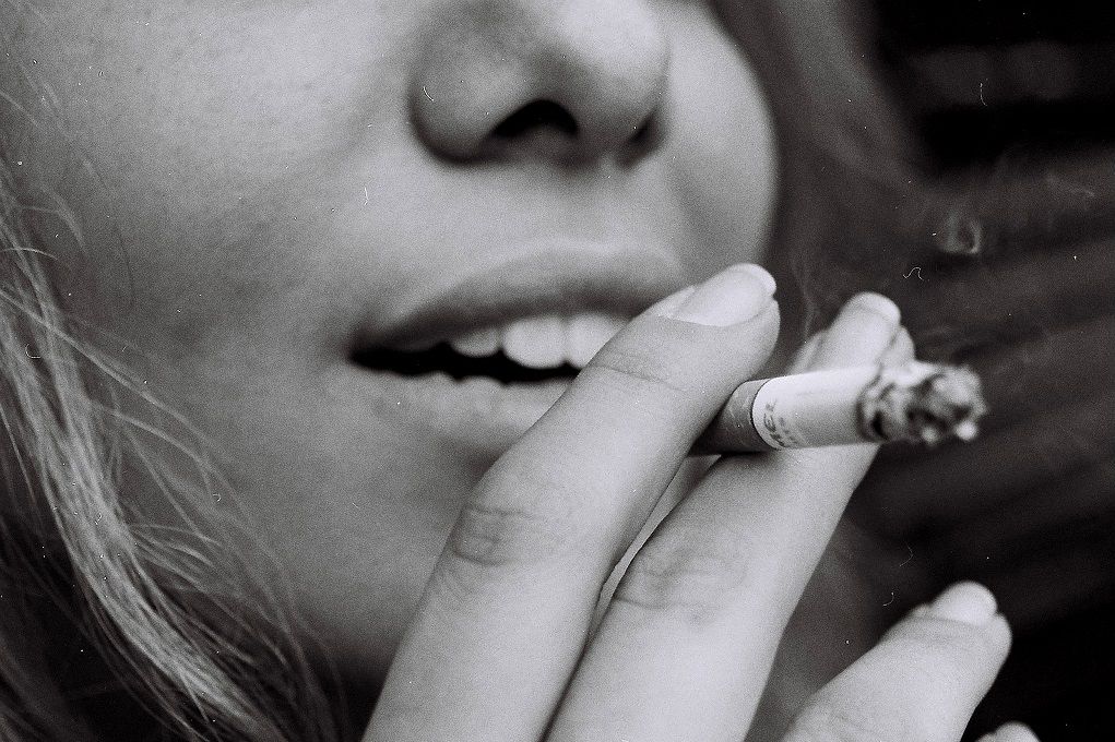 Vrouw rookt laatste sigaret voor stoppen met roken