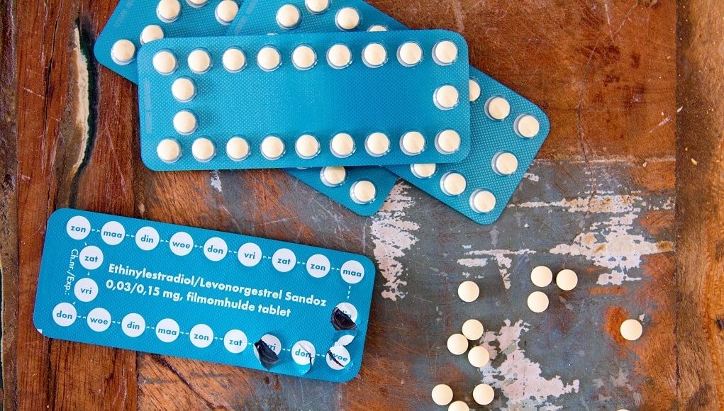 anticonceptiepil op tafel