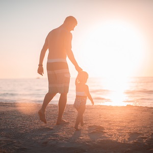 samen naar de zee lopen tijdens vakantie kos