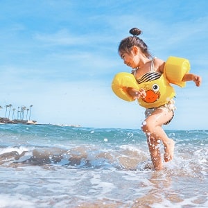meisje op vakantie in de zee aan het spelen