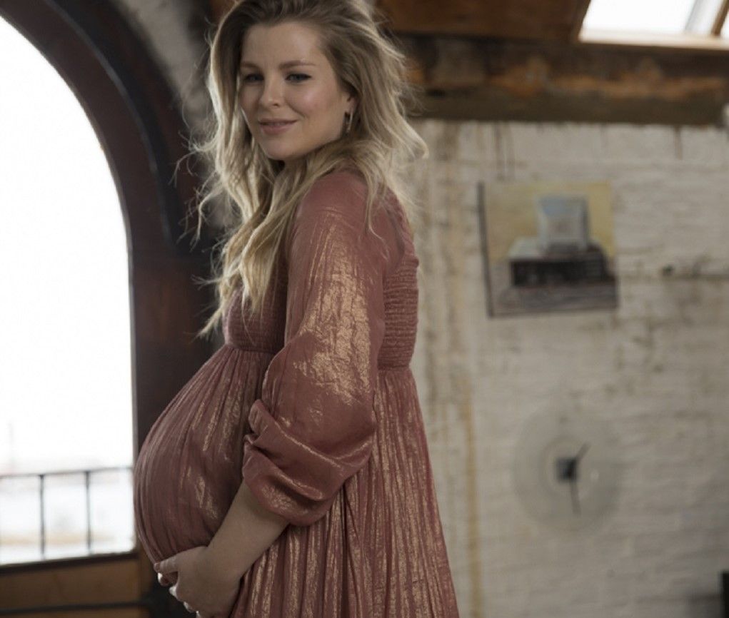 Hoogzwangere zangeres Jennifer Ewbank